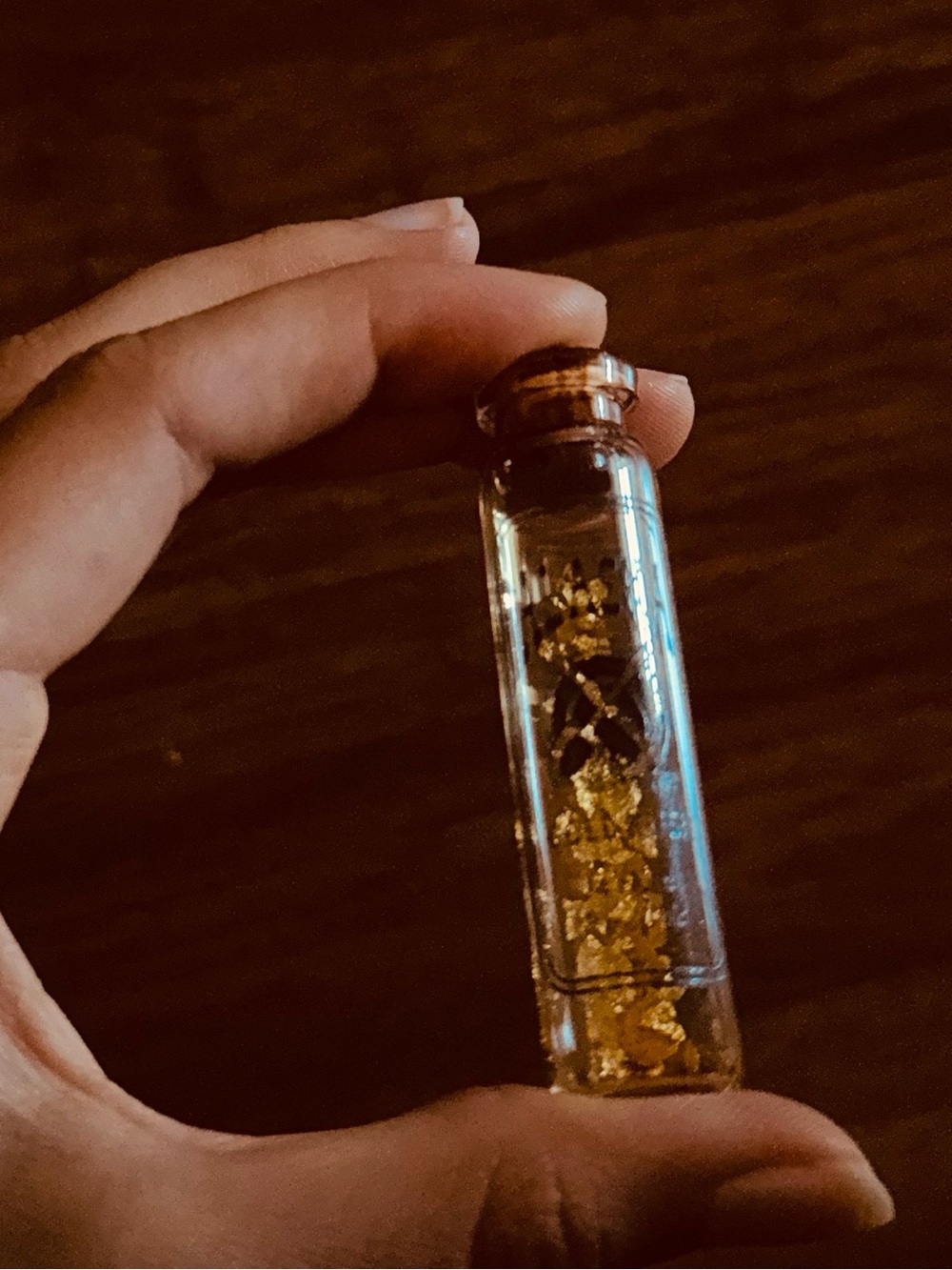 VTG Alaska Gold Rush 24 Carat Pure Gold Flake Glass Vial Souvenir Travel Bottle - Picture 3 of 9